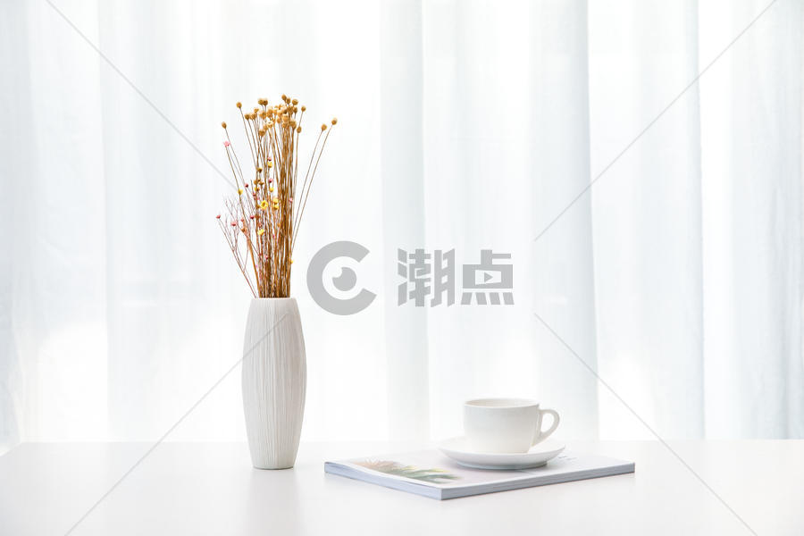 桌上的花与咖啡图片素材免费下载