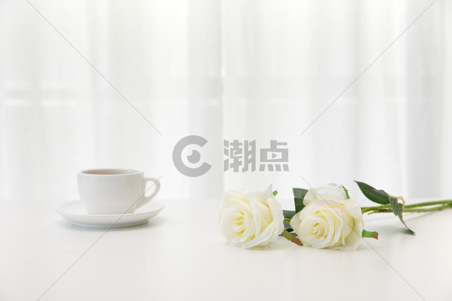 桌上的玫瑰花与咖啡图片素材免费下载