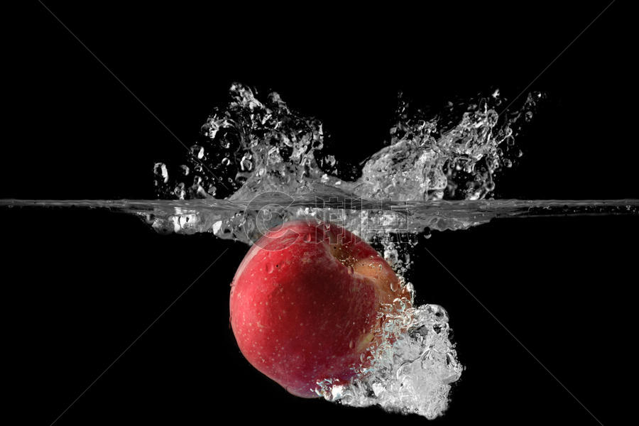 掉落水中的苹果图片素材免费下载