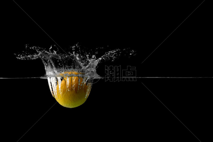 一颗掉落水中溅起水花的柠檬图片素材免费下载