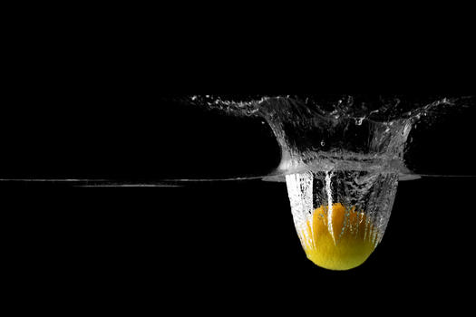 柠檬在水中溅起的水花图片素材免费下载