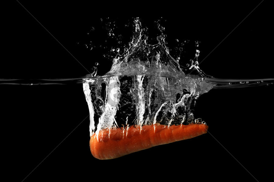 一个掉落水中的胡萝卜图片素材免费下载