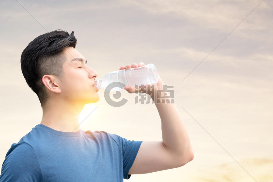 喝水的男性图片素材免费下载