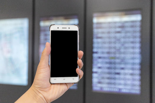 智能生活机场手持手机图片素材免费下载