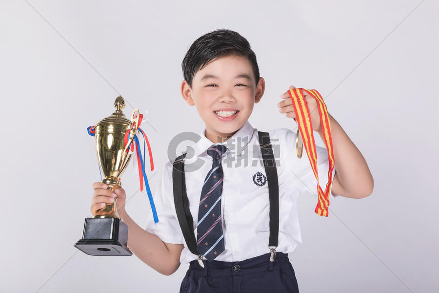 男孩子获得奖杯奖牌图片素材免费下载
