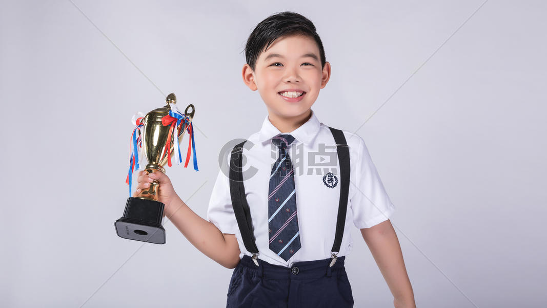 男孩子获得奖杯奖牌图片素材免费下载