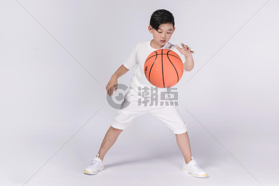 男孩子打篮球图片素材免费下载