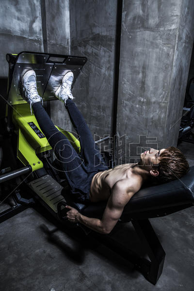 健身男士腿部肌肉训练图片素材免费下载