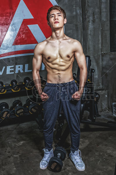 健身房强壮男性肌肉展示图片素材免费下载