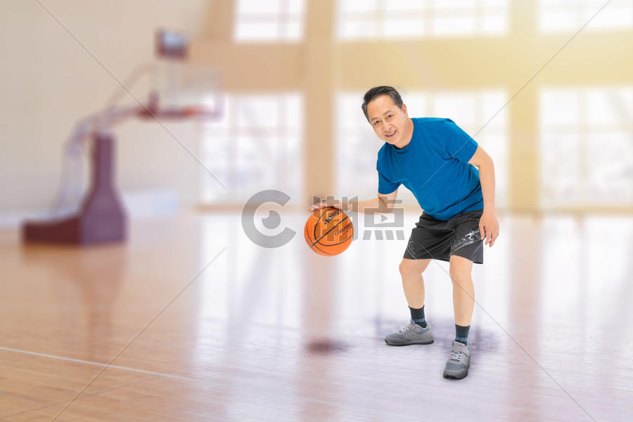 老人打篮球健身图片素材免费下载