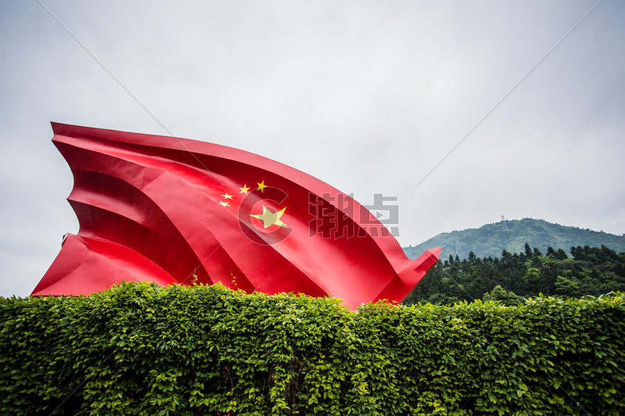 四川汶川地震遗址国旗飘扬雕塑图片素材免费下载