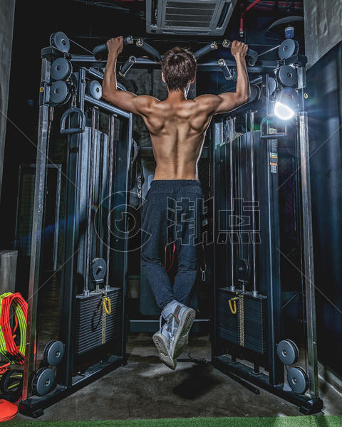 健身房强壮男性器械运动图片素材免费下载