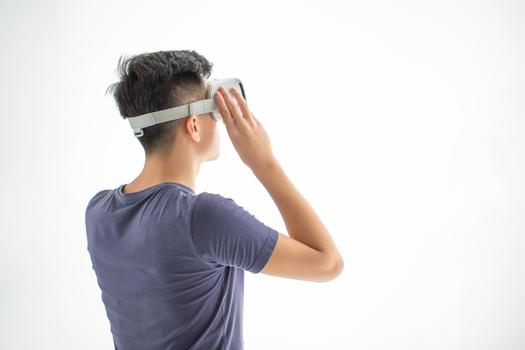 光幕前戴VR眼镜的男生图片素材免费下载