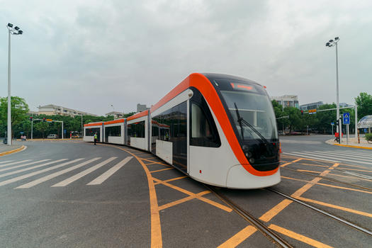 武汉光谷行驶中的现代化的电车图片素材免费下载