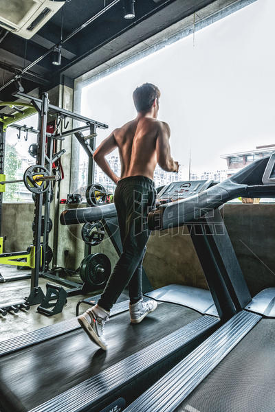 健身房强壮男性跑步机运动图片素材免费下载
