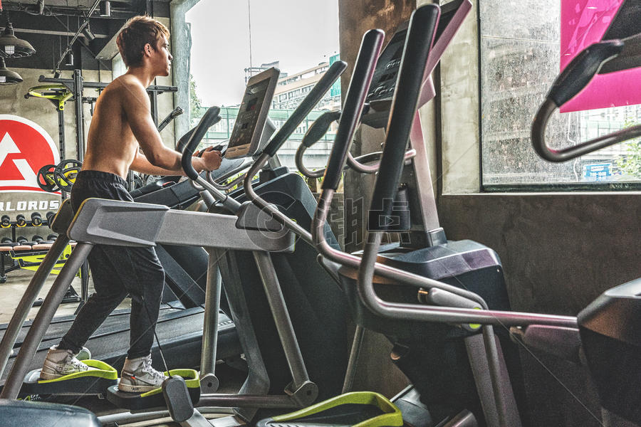 健身房强壮男性跑步机运动图片素材免费下载