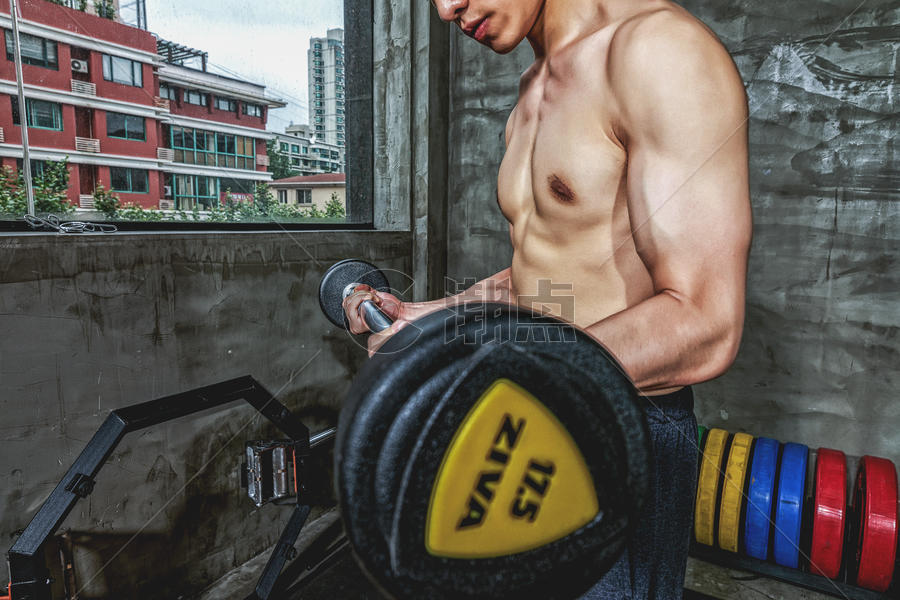 健身房强壮男性杠铃运动图片素材免费下载