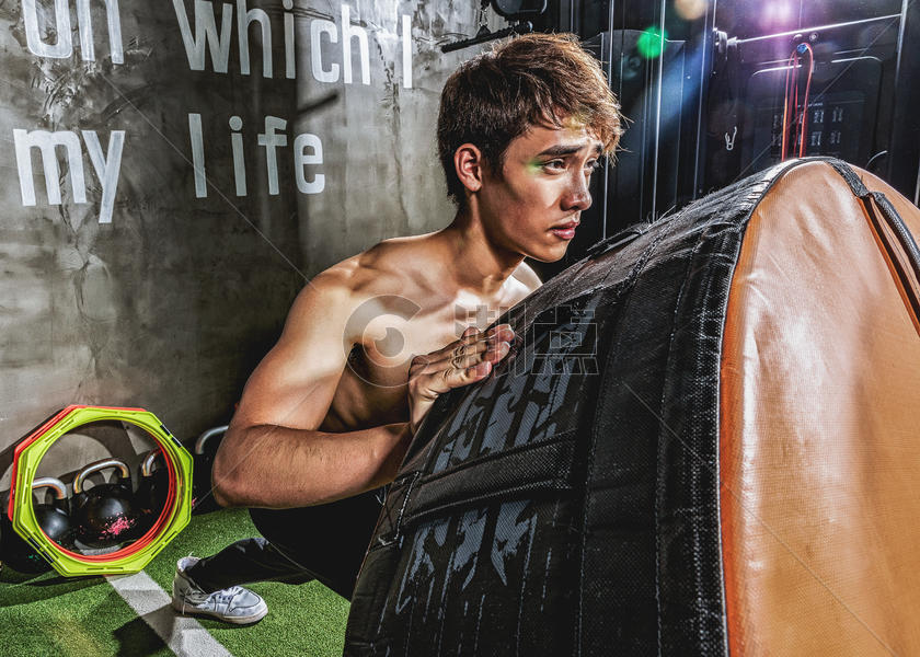 健身房强壮男性推轮胎运动图片素材免费下载