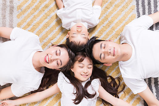 幸福的一家人躺在地毯上图片素材免费下载