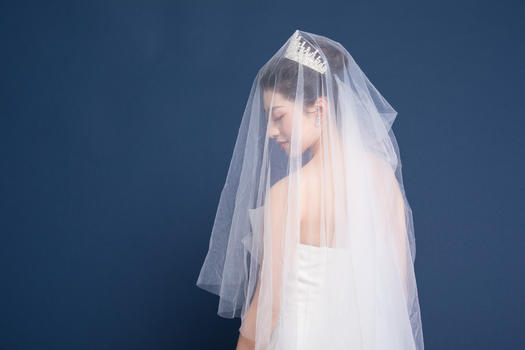 头戴头纱穿婚纱的新娘图片素材免费下载