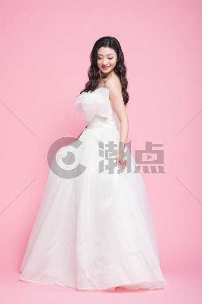 甜美女性穿白色婚纱图片素材免费下载