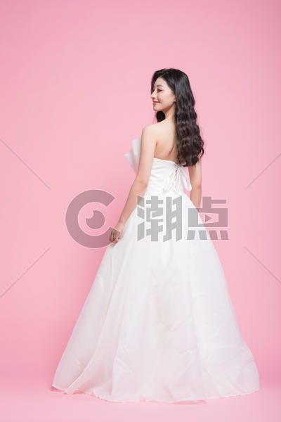 甜美女性穿白色婚纱图片素材免费下载