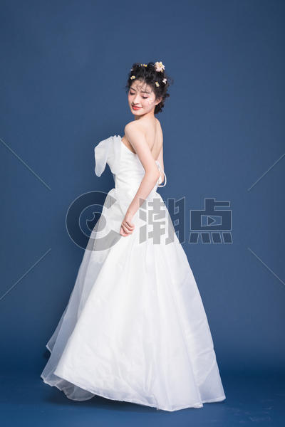 穿白色婚纱的甜美女生图片素材免费下载