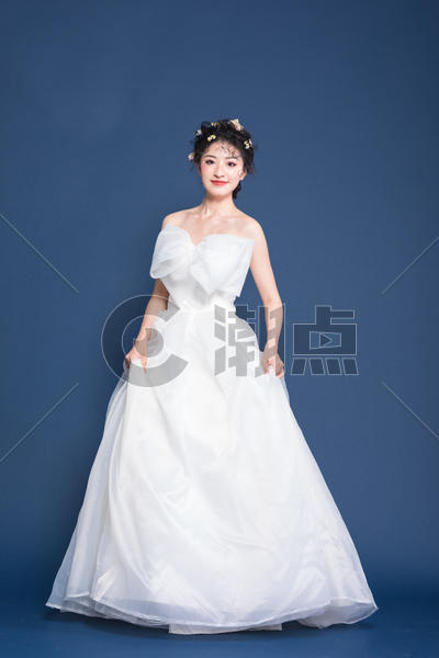 穿白色婚纱的甜美女生图片素材免费下载