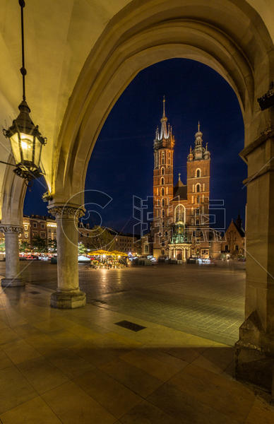波兰克拉科夫的圣玛丽亚大教堂与大市集广场夜景图片素材免费下载