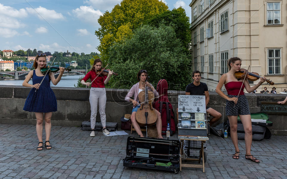 欧洲捷克布拉格街头音乐表演图片素材免费下载