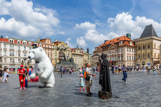 捷克布拉格老城广场上的街头艺人表演图片素材免费下载
