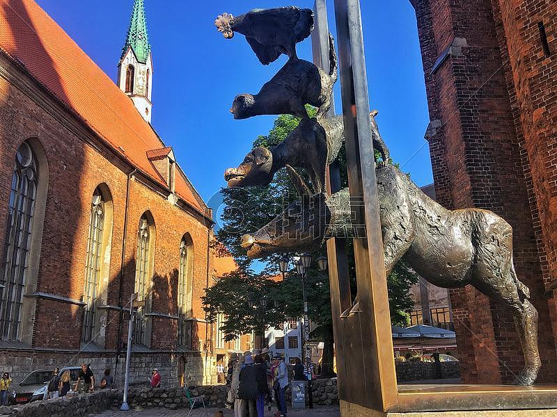 拉脱维亚里加街头不莱梅乐手雕像图片素材免费下载