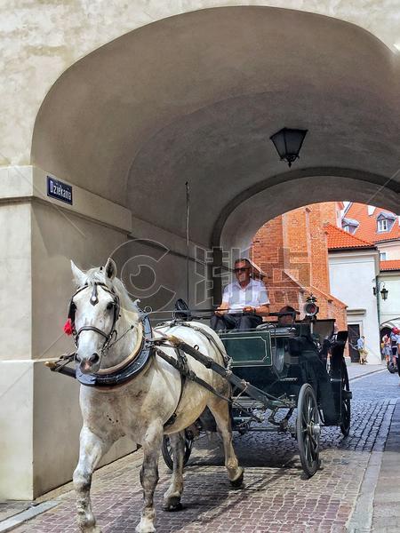 波兰首都华沙老城游览马车图片素材免费下载
