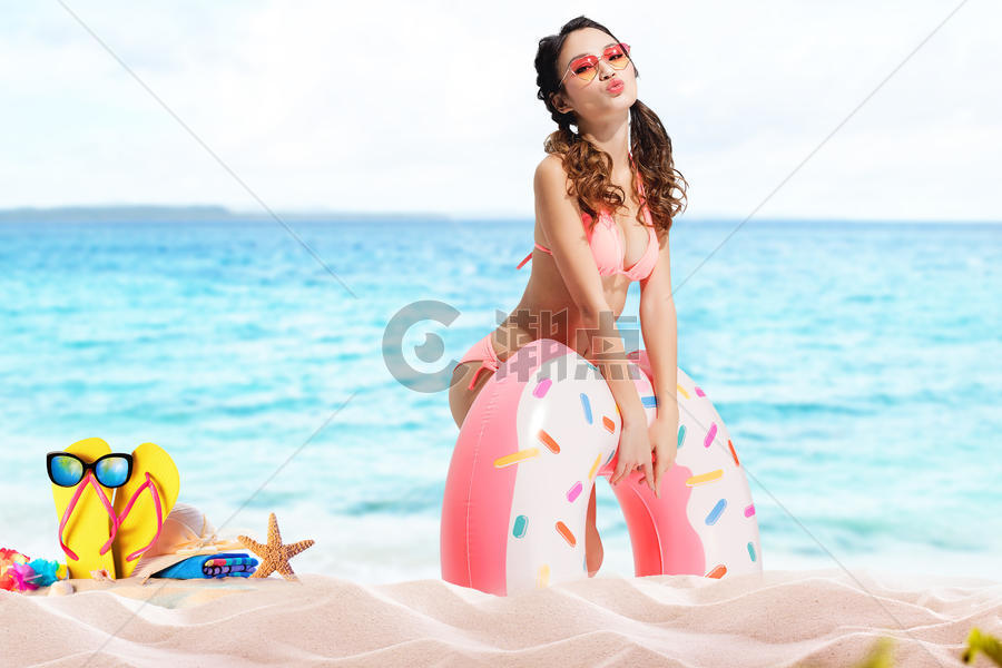 海边度假比基尼美女图片素材免费下载