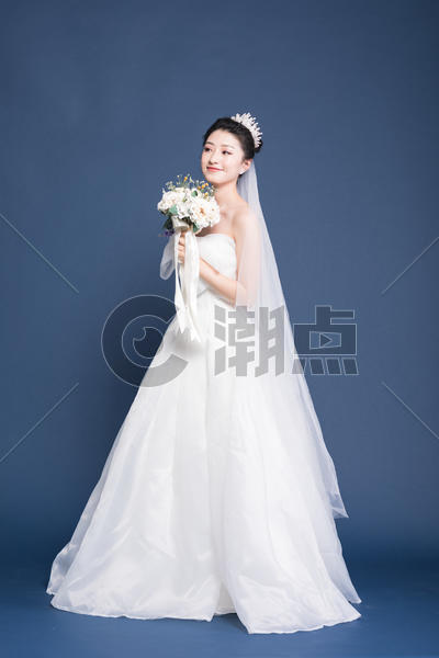 新娘穿婚纱拿手捧花图片素材免费下载
