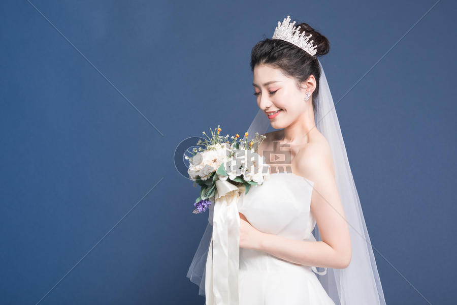 新娘穿婚纱拿手捧花图片素材免费下载