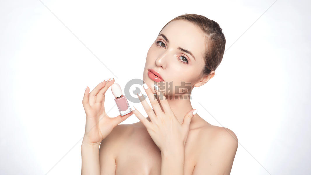 化妆中涂指甲油的外国美女图片素材免费下载