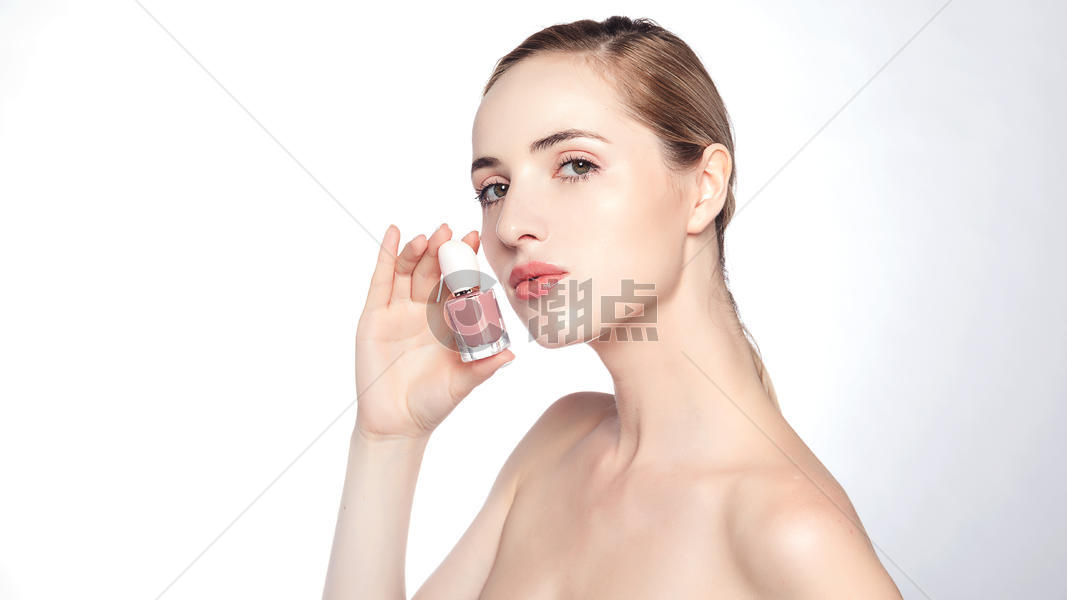 化妆中涂指甲油的外国美女图片素材免费下载