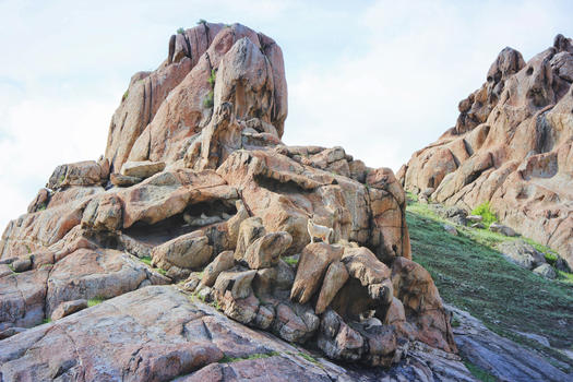 新疆可可托海镇的恐龙化石山图片素材免费下载