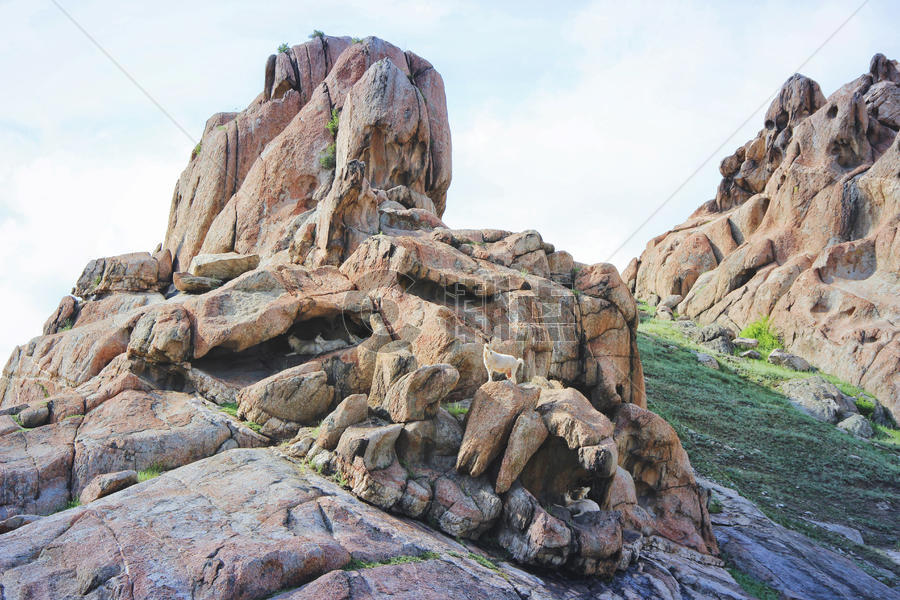 新疆可可托海镇的恐龙化石山图片素材免费下载