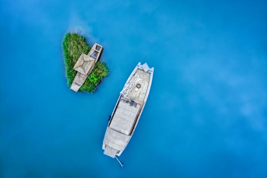 蓝色湖面停泊的小船图片素材免费下载