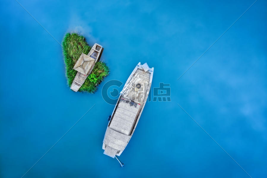 蓝色湖面停泊的小船图片素材免费下载