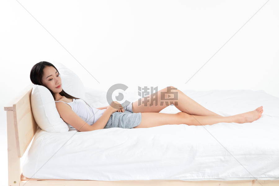 年轻女孩躺在床上图片素材免费下载