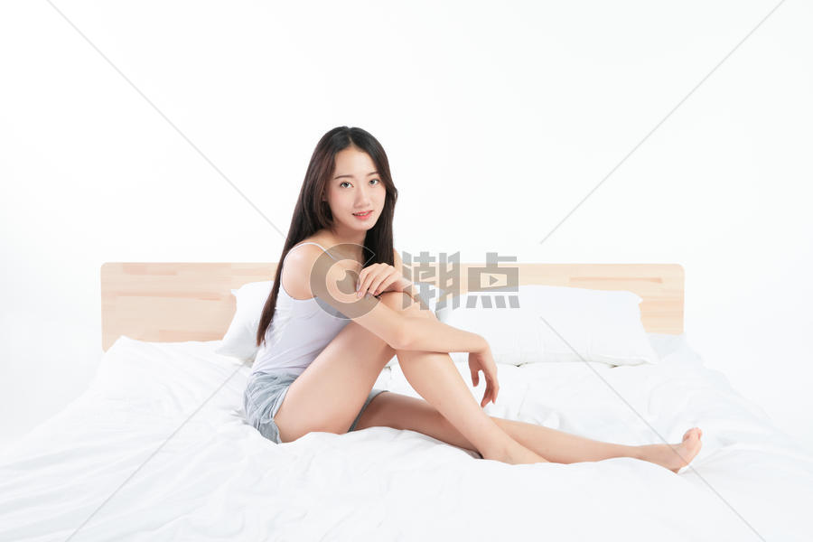 年轻女孩坐在床上图片素材免费下载