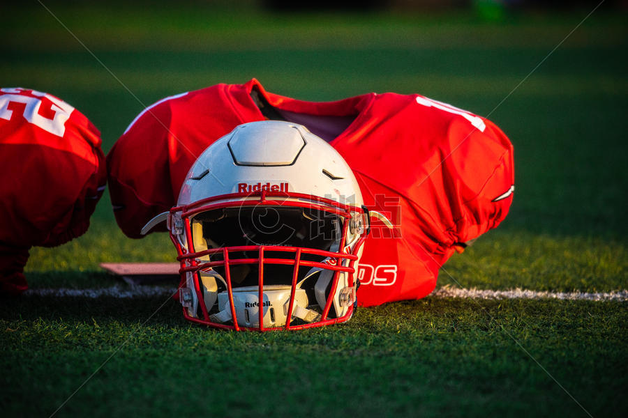 阳光下的橄榄球头盔图片素材免费下载