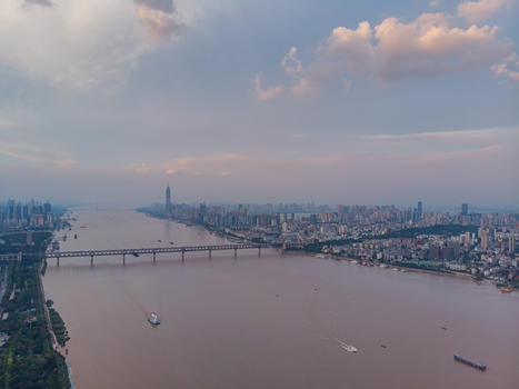 俯瞰宽阔的长江江景和桥梁图片素材免费下载