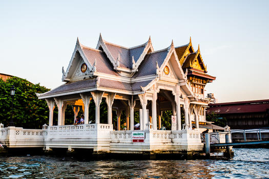 曼谷湄南河畔特色建筑图片素材免费下载