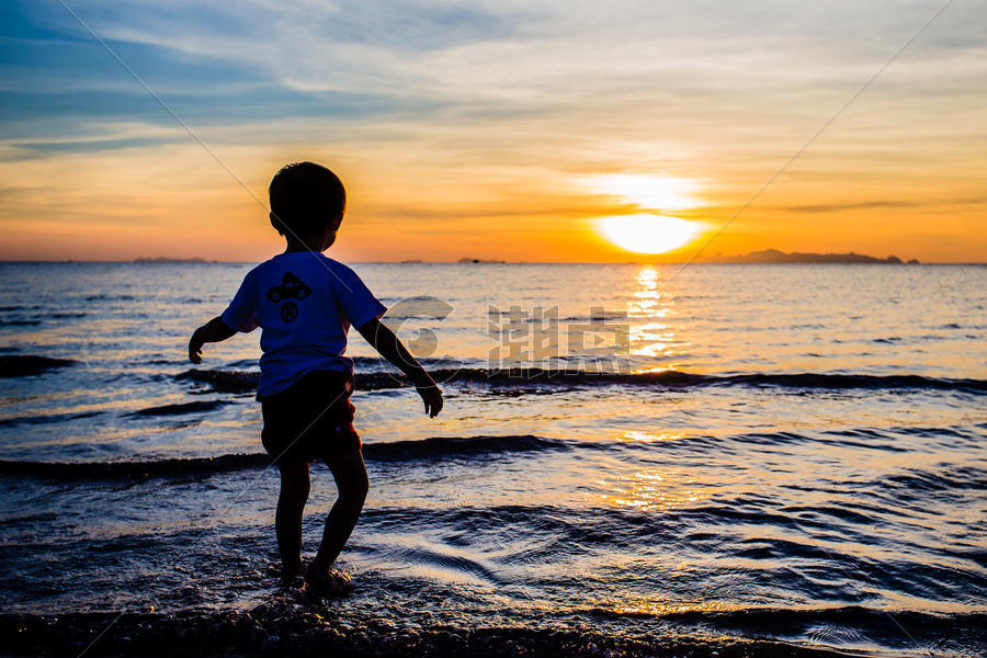 苏梅岛孩子海边玩耍图片素材免费下载