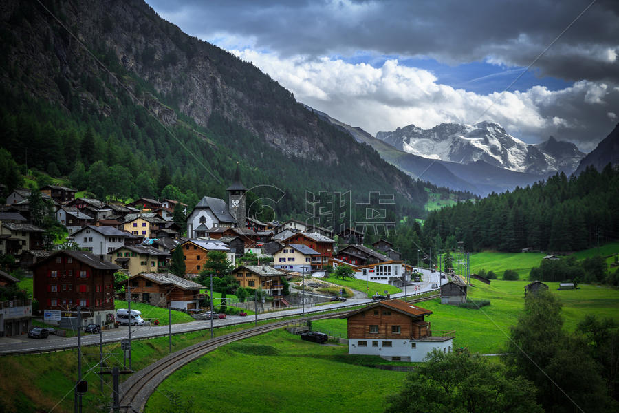 瑞士阿尔卑斯山脚下的田园村落图片素材免费下载
