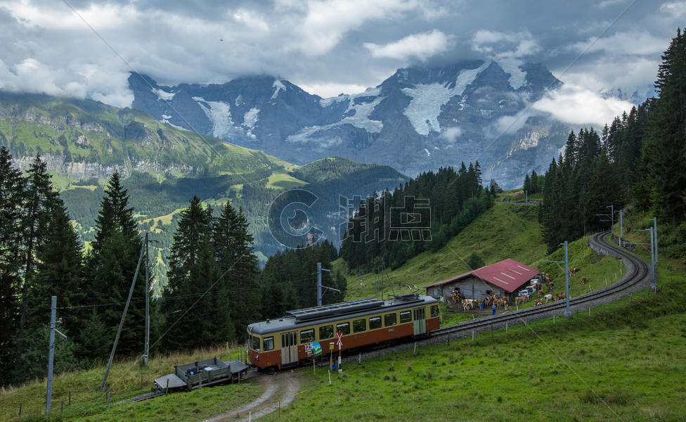 瑞士阿尔卑斯山观光小火车图片素材免费下载